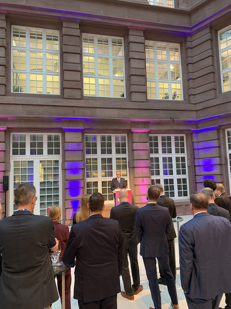 waren_e's tweet photo. BUNT war es gestern beim #bga in Berlin. Nicht nur ein neues Corporate Design und ein neuer Kurs des BGA, sondern auch ein bunter Austausch mit Frau Nahles, Herrn Merz und Bundesminister Lindner.
#warenverein #livedabeiinberlin #buntistimmergut https://t.co/znQLJif4xG