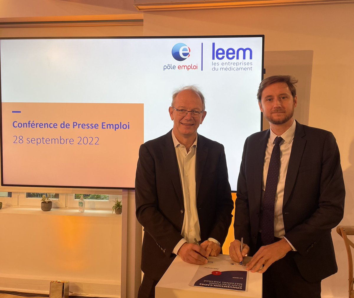 Ce matin  <a href="/LeemFrance/">Leem</a> et @pole_emploi signent une convention de partenariat pour recruter 10 000 collaborateurs dans les 5 ans à venir et lancent la 1ère semaine de l’industrie pharmaceutique du 3 au 7 octobre pour faire découvrir les 150 métiers