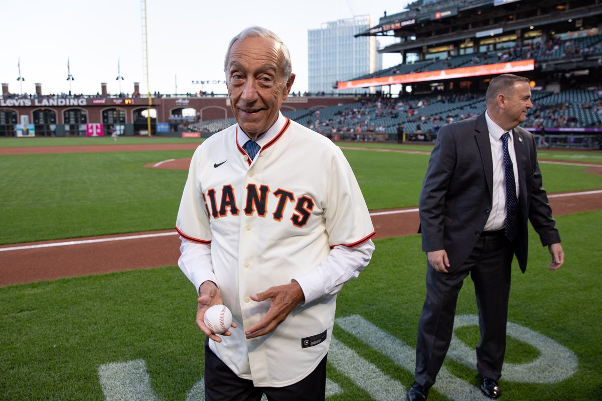 B24PT's tweet photo. Presidente Marcelo out of context ⚾️ https://t.co/vCkEzF8NE1