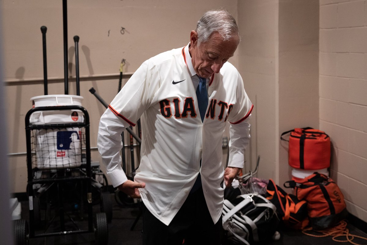 B24PT's tweet photo. Presidente Marcelo out of context ⚾️ https://t.co/vCkEzF8NE1