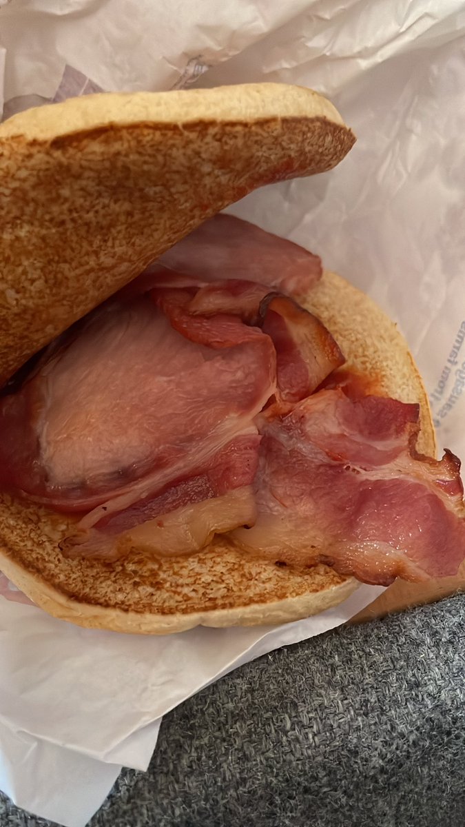ACPBab's tweet photo. Fancied a @McDonalds breakfast roll before my shift… get to work, open the brown bag and voila: not what I wanted nor paid for! Note to self, check the innards before driving away!🫠 https://t.co/Iw0eint1Eu