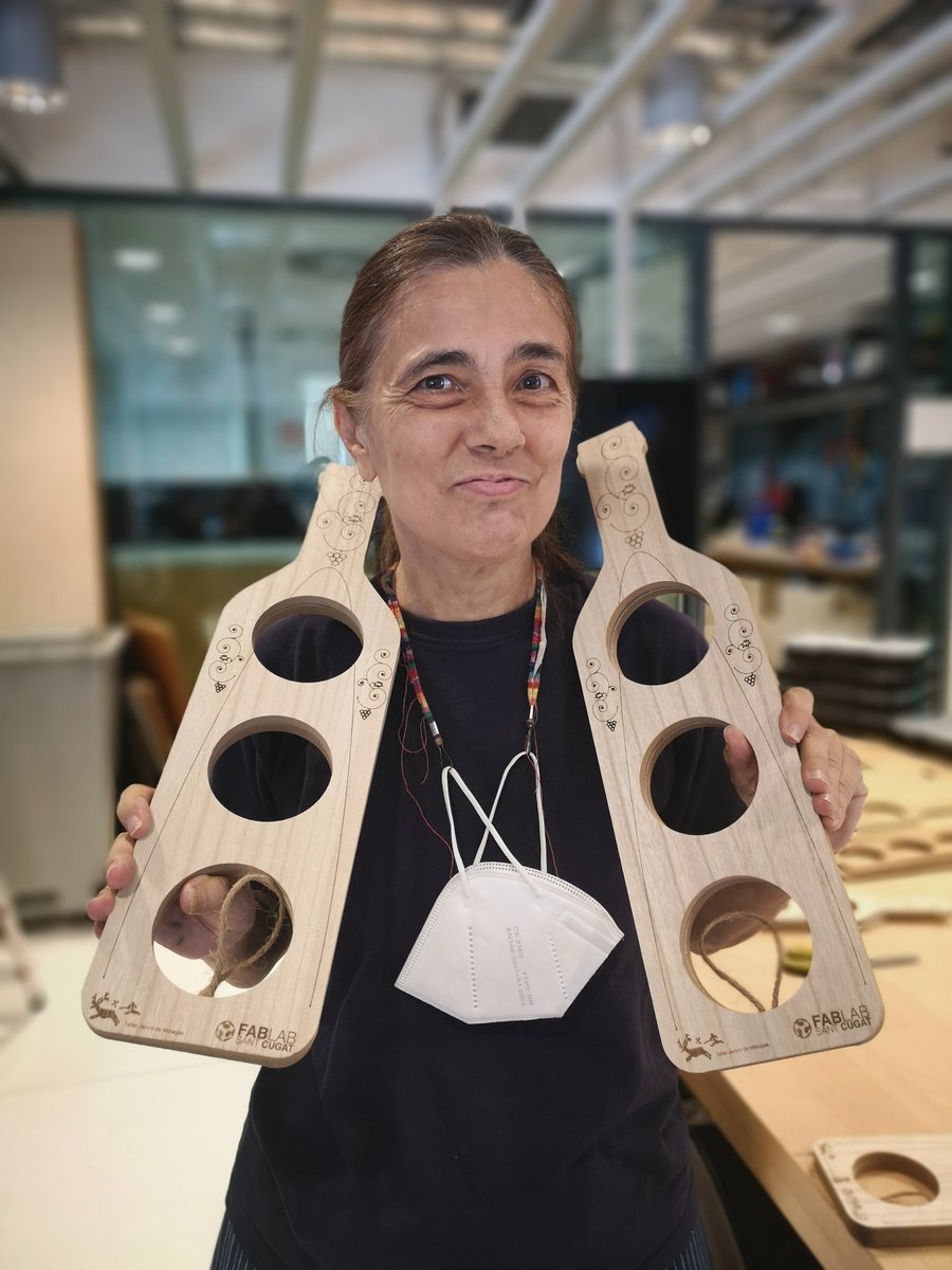 FabLabStQ's tweet photo. Arrancamos un proyecto conjunto con @tallermoragas: mezclamos inclusión social y #fabricacióndigital a partir de la personalización de productos corporativos para empresas como regalo de Navidad. 🎄

Este botellero es una de nuestras primeras pruebas. 

¿Te gusta? 🤩🤩 https://t.co/nNmz8EkyAg