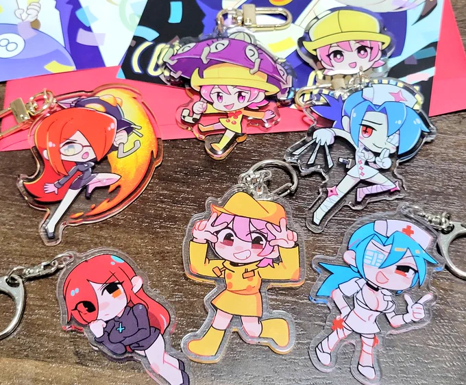 アクリルキーホルダーちゃんと日本にも届いたわ!!!ついでに私が作ったやつと一緒に並べました!!!かわいい!!! 