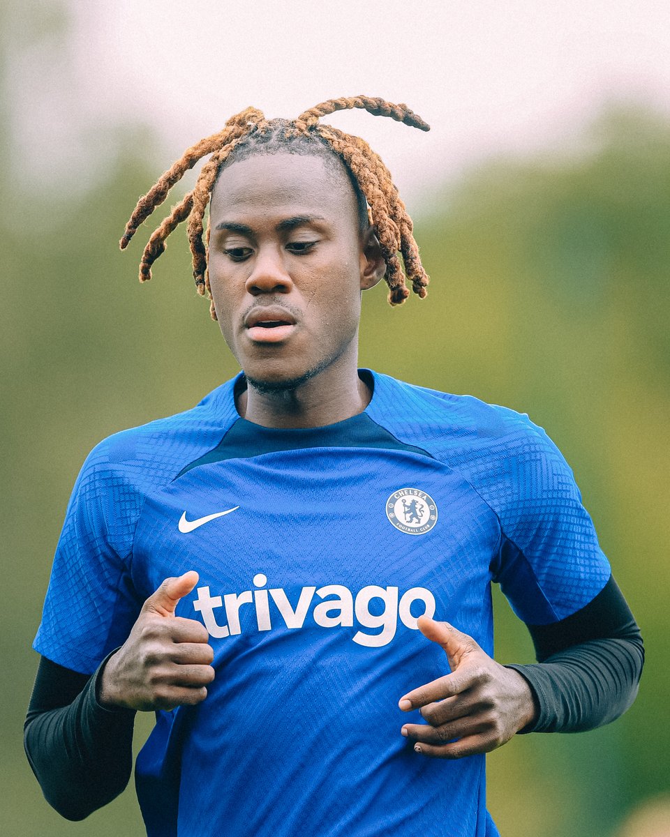ChelseaFC's tweet photo. Training with Trev! 👊 https://t.co/Lw6arqqeJT