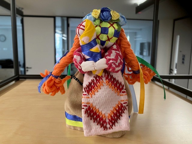 A kind gift - a Ukrainian doll handstitched by <a href="/AS_Ya_math/">Anastasiia Yakovenko</a> 's mother is now in position in our <a href="/AdvanceHE/">Advance HE</a> London office. She's ready for tonight's
#lthechat #AdvanceHE_chat. Time to set your alarm for 20:00 for a serious but positive chat about how we can help HE in war zones?