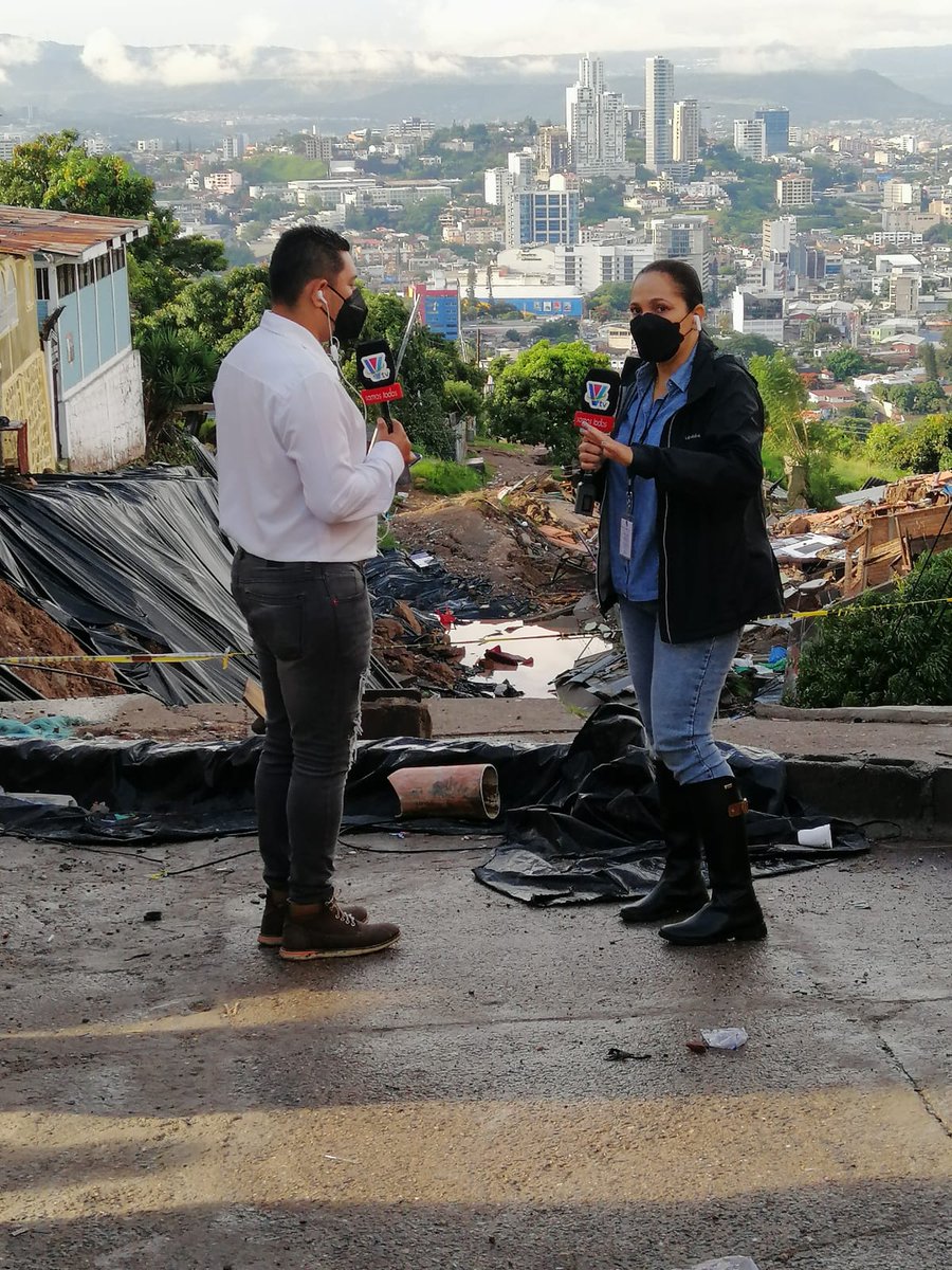 CalderonEnma's tweet photo. Que no te lo cuenten... Hay que ver y vivir la noticia. Asi somos en @VTVSomosTodos #Dialogodeimpacto https://t.co/xSgYHDskAt