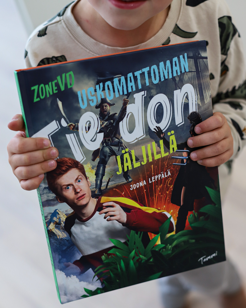 TammiKirjat's tweet photo. Joona #ZoneVD Leppälä on seikkaillut tiedon syövereissä ja kirjoittanut jatkoa supersuositulle esikoiskirjalleen 🌟!
#ZoneVDuskomattomantiedonjäljillä (kuv. Anssi Vaalio) on suunnattu yli 9-vuotiaille, mutta kerää varmasti jälleen lukijoita vauvasta vaariin – kirjaimellisesti! https://t.co/Nsq9TPrTkO