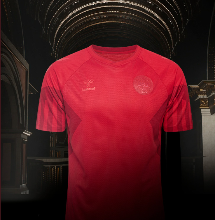 ManuHeredia21's tweet photo. Brutal mensaje de @hummelspain con las camisetas que le ha hecho a Dinamarca para el Mundial: "Hemos quitado todos los detalles, incluido nuestro logo, porque no queremos que sea visible durante un torneo que ha costado la vida de tantas personas".

Durísimo mensaje contra Catar. https://t.co/B9QZ89cDYG