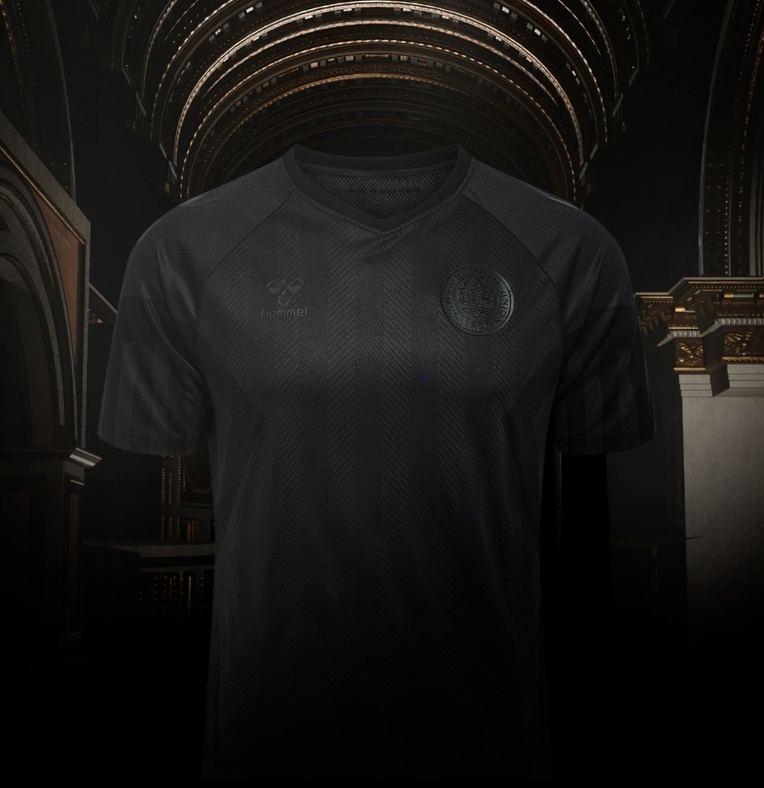 ManuHeredia21's tweet photo. Brutal mensaje de @hummelspain con las camisetas que le ha hecho a Dinamarca para el Mundial: "Hemos quitado todos los detalles, incluido nuestro logo, porque no queremos que sea visible durante un torneo que ha costado la vida de tantas personas".

Durísimo mensaje contra Catar. https://t.co/B9QZ89cDYG