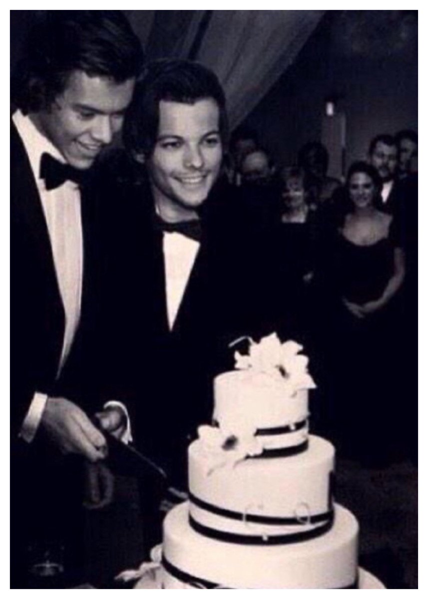 musicchic2022's tweet photo. Happy 28th or better know as Larryversary 💙💚 #Larryversary #LarryStylinson #LarryIsReal 💙💚 https://t.co/1Nvty04QCi