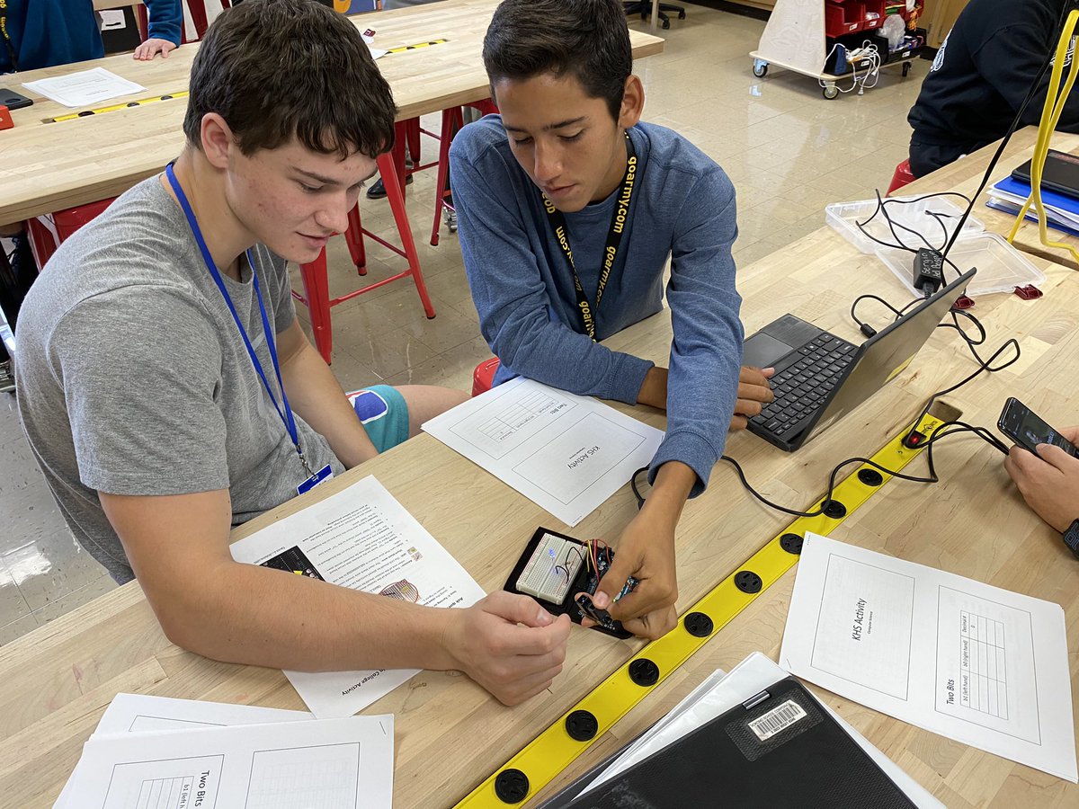 KHS_KTECH's tweet photo. AP Computer Science in the Makerspace today. Programming Arduino circuits. https://t.co/5tekyvbysK