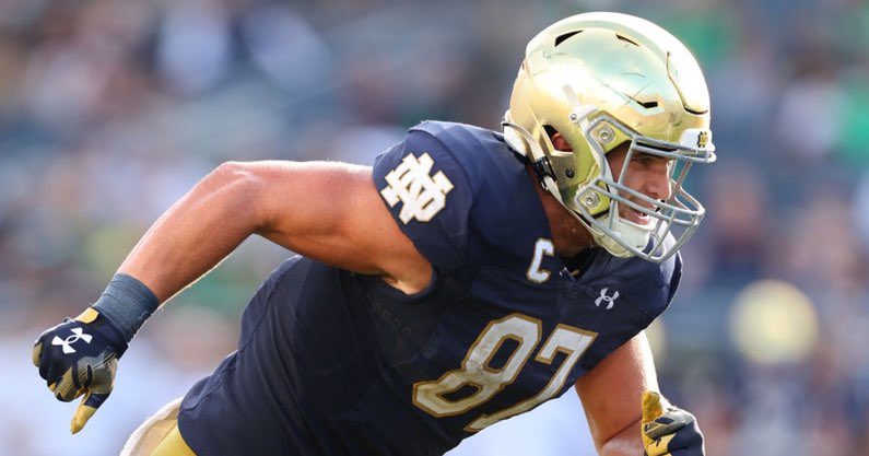 Our @tbhorka and @PatrickEngel_ have five Notre Dame football standouts from both sides of the ball through four games. Defense: on3.com/teams/notre-da… Offense: on3.com/teams/notre-da…