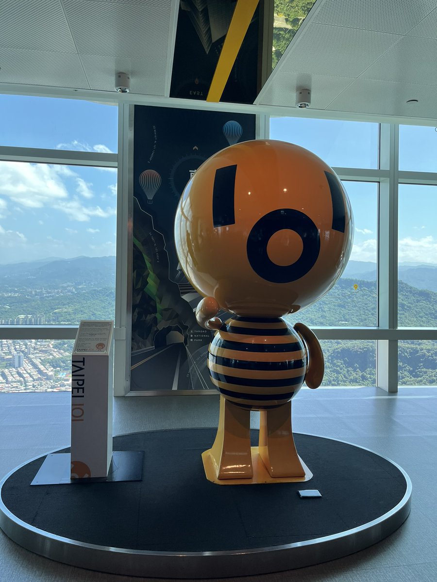 dagehotw's tweet photo. Agent Tourで営業開始前の101展望台を貸切で視察。これから外国人観光客が戻ってくるってことで旅行会社はどこも気合い入ってた😳
台湾来て7年目、初めて上がるのが仕事でとは、、笑
自腹で600元はキツいのでありがたいです🙇🏻‍♀️✨
なんと展望台を貸し切ってプロポーズする人もいるんだとか、、羨ましい🥺 https://t.co/NSa2ZL99ax
