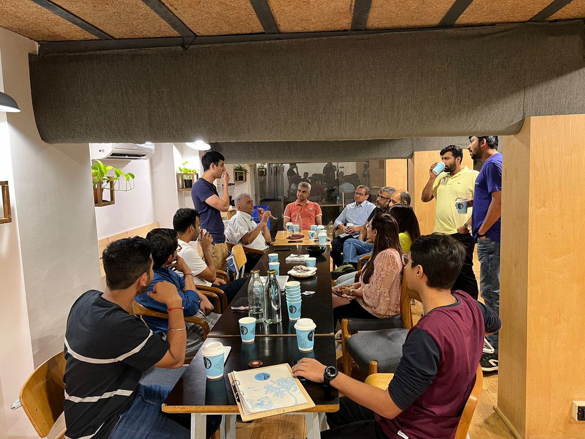 Sanket_CMT's tweet photo. Our 1st Traders meet😍... Had Q&amp;A + Networking sessions for students along with some quizzes, games &amp; fun!
#Traders  #technicalanaysis #Meetups  #nseindia #BSE  #learning  #Mumbai #charts #sensibletraders #trading https://t.co/IR6LZ2MIWy
