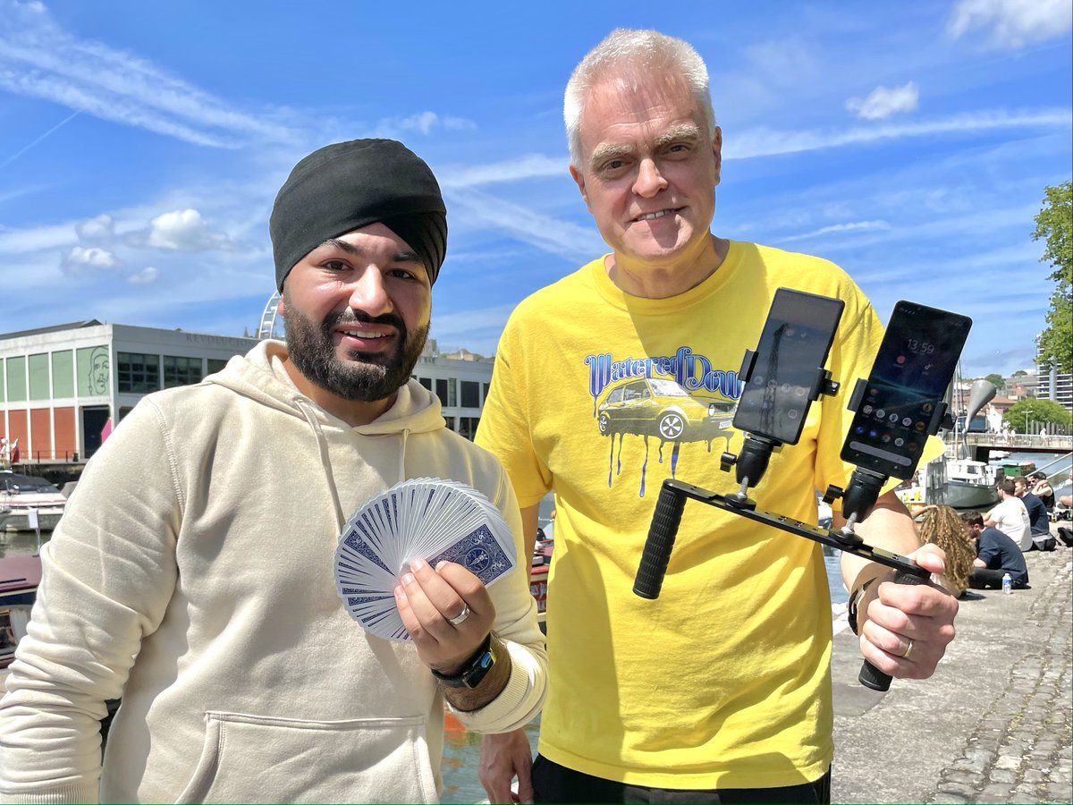 TheGadgetShow's tweet image. Your 10min warning until the first episode of our brand new series! This week, @jonbentley90 is meeting up with social media star @ArshSoni to test out the best smartphones for social media! Get tuned into @channel5_tv and enjoy!

#thegadgetshow #bettertech