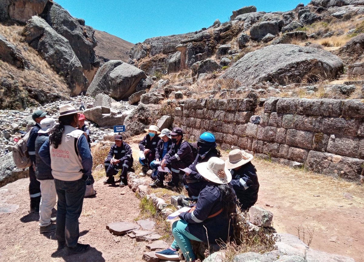 QhapaqNanPeru's tweet photo. Arqueólogos, conservadores y operarios del Proyecto Qhapaq Ñan – Sede Nacional, iniciaron la ejecución del Proyecto de Emergencia, Inkawasi de Huaytará 2022 con el fin de intervenir construcciones incas asociadas al culto al agua. 
📝▶️https://t.co/bKg25GdejY https://t.co/JevgnSC4NI