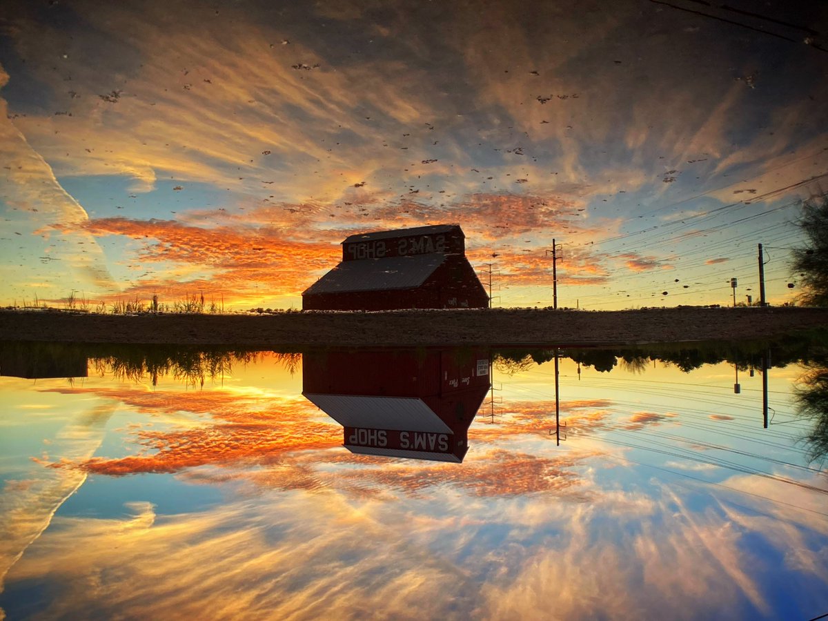 This morning’s, upside down, reflection sunrise from south Phoenix, AZ. (Flip your phone around for the original.) #Arizona #sunrise #reflection #photography 🌝