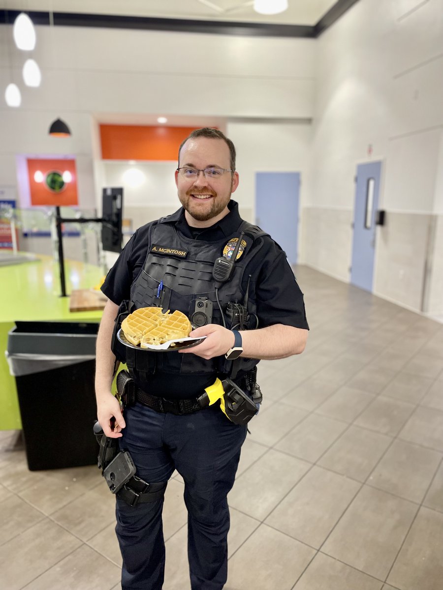 FLFreshDine's tweet photo. We’re open today to take care of all the students still on campus, and to proudly feed the first responders and front line teams. 

Check this link for all Hurricane Ian dining hours! #uf #gogators #floridafreshdining #lovewhereyouchomp

https://t.co/70LSikCV1V https://t.co/jgtPjVADv4