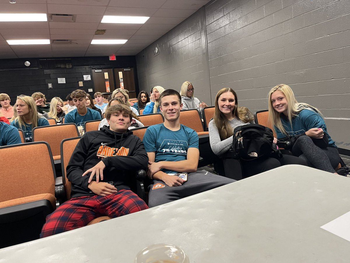 AndersonFBLA's tweet photo. FBLA’s first meeting with our new group of juniors:) #greatstarttothemorning https://t.co/GcmQ6Gvq3x