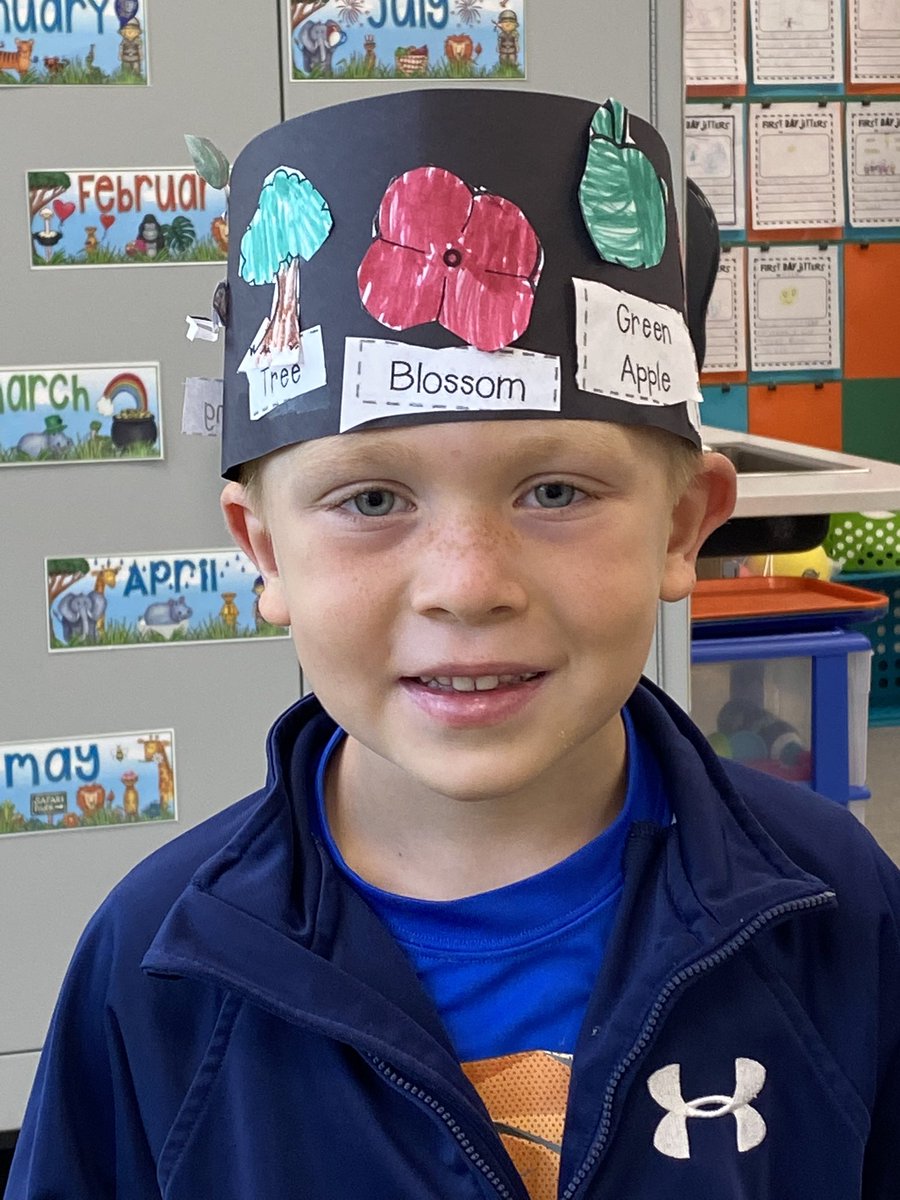 KristinsKiddos's tweet photo. 🍏 We had so much fun doing all-things apple yesterday, from homemade applesauce, apple math, apple life cycle, and learning about Johnny Appleseed! 🍎 https://t.co/9NclRtRMKL