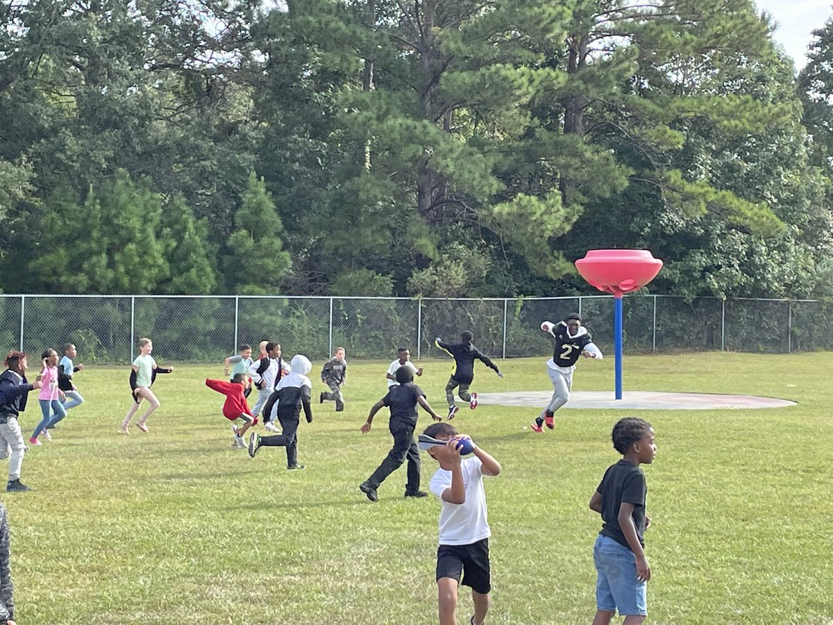 GCGatorFootball's tweet photo. Recess fun at Mt. Holly. 
#WhoHadMoreFun https://t.co/PiTYvPOsh2