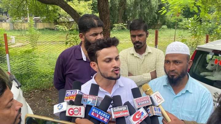 AfreenS50580994's tweet photo. Apne hee mulk mai paresan hai hum.. bas jurm itna hai ki Musalman hai hum . Stand with PFI..ye Wo leader's hai tumare gharo me Jo #COVID19 ke waqt inteqal hone ke bad koi cheene Wala nai tha ye logo ne dafnaya
#IndiaWithPFI #StandWithPopularFront
#StandWithSDPI
@asadowaisi https://t.co/l8DbSW8OUR