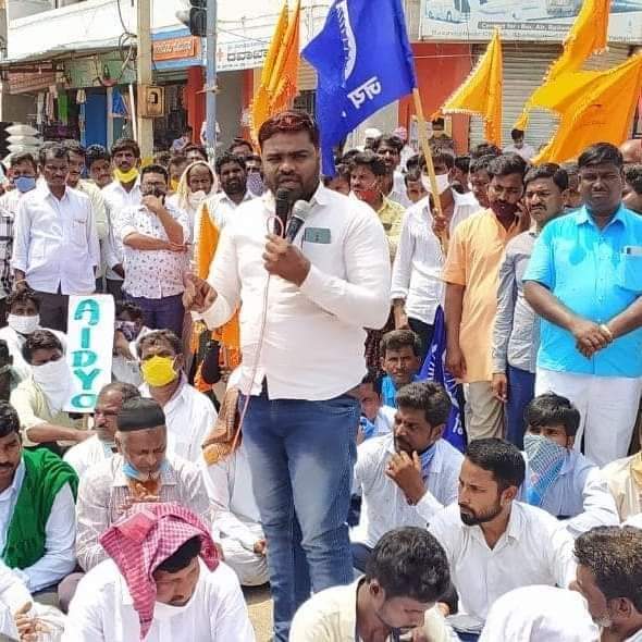AfreenS50580994's tweet photo. Apne hee mulk mai paresan hai hum.. bas jurm itna hai ki Musalman hai hum . Stand with PFI..ye Wo leader's hai tumare gharo me Jo #COVID19 ke waqt inteqal hone ke bad koi cheene Wala nai tha ye logo ne dafnaya
#IndiaWithPFI #StandWithPopularFront
#StandWithSDPI
@asadowaisi https://t.co/l8DbSW8OUR