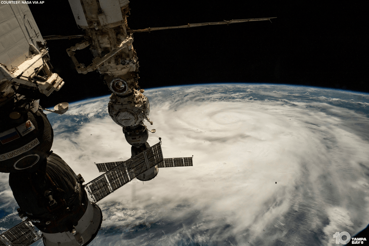 10TampaBay's tweet photo. EYE ON IAN 🌀 The latest photos from the NOAA and NASA show stunning satellite views of Hurricane Ian nearing Florida. https://t.co/rQxBm9pXa1