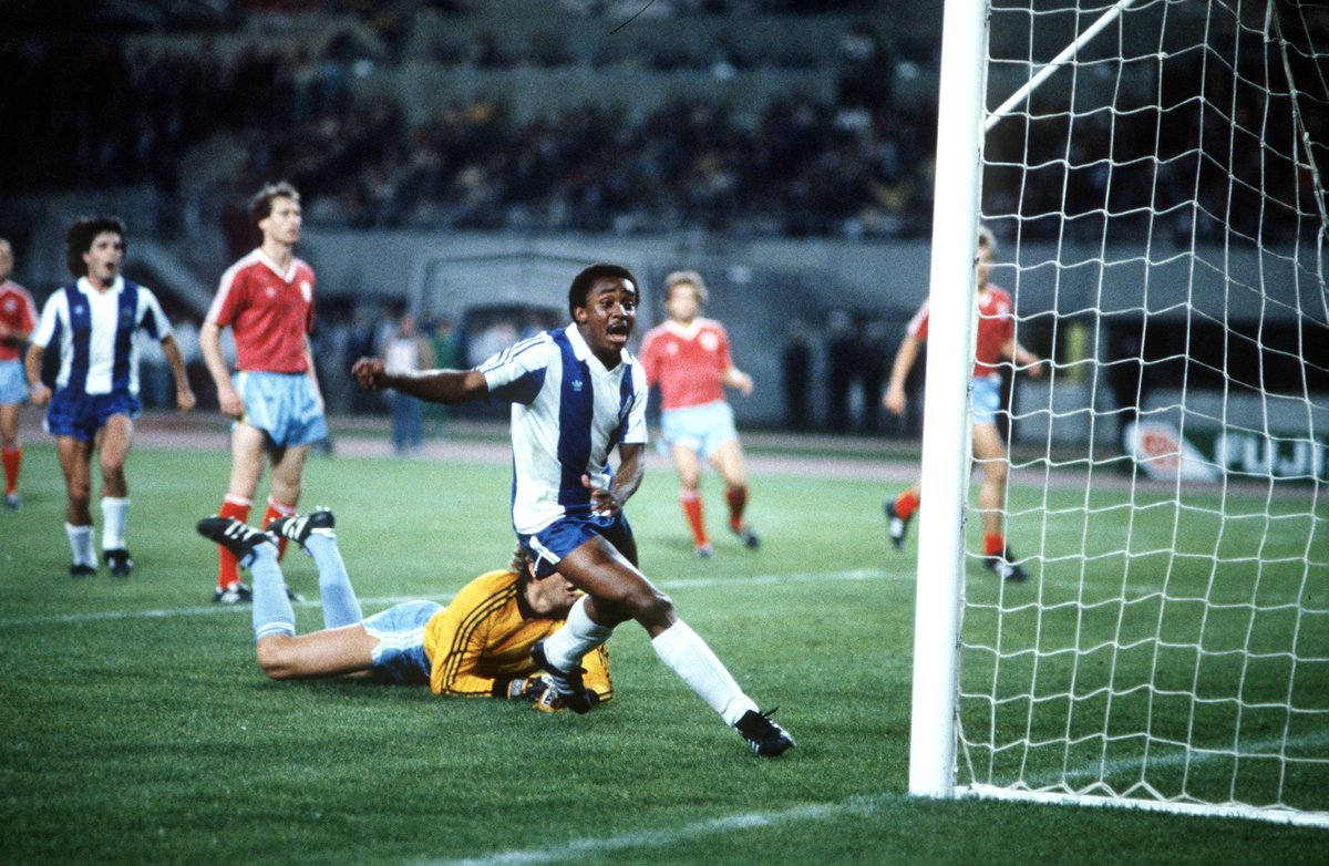 ChampionsLeague's tweet photo. Happy 129th birthday, Porto! 🔵⚪️

Parabéns a todos os Dragões 🥳

#HBD || #UCL https://t.co/bPlv7GpxJL