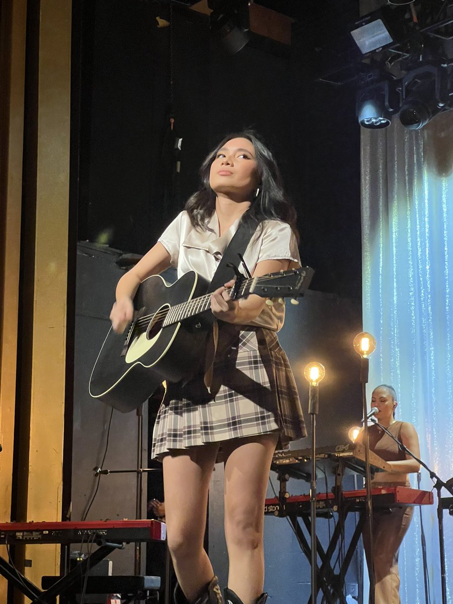 crispymaynard's tweet photo. Post concert depression hittin hard! To be able to hear these beautifully written songs performed live. SHEESH what a voice 🥵🤪. Soooo talented Fr. The NYC show was lit. Thank you @nikizefanya  🙏🏼🗽 #NikiZefanya https://t.co/JGOnuYY4kE