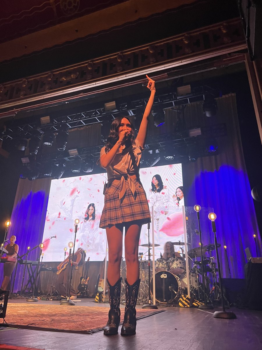 crispymaynard's tweet photo. Post concert depression hittin hard! To be able to hear these beautifully written songs performed live. SHEESH what a voice 🥵🤪. Soooo talented Fr. The NYC show was lit. Thank you @nikizefanya  🙏🏼🗽 #NikiZefanya https://t.co/JGOnuYY4kE