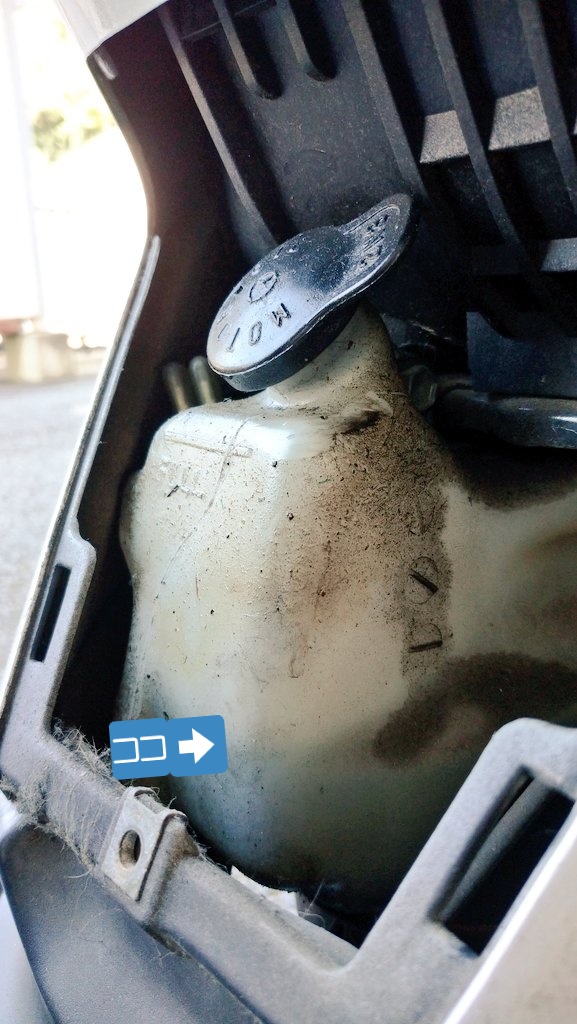 RZ250KaiYokoSka's tweet photo. #アクシス90
平成10年新車購入の98モデル
#秋の陽気×バイクが気持ち良い季節になりましたね
オイルランプが直ぐに着くからチェックしたんだけど
写真1🈁まで入ってるんだよね
500ml缶×1入れたけど
予想を裏切り満タンにならなかった
今回はカストロール♪
#AXIS90
#ヤマハ
#YAMAHA
#YAMAHAが美しい https://t.co/HUR47lTVwB