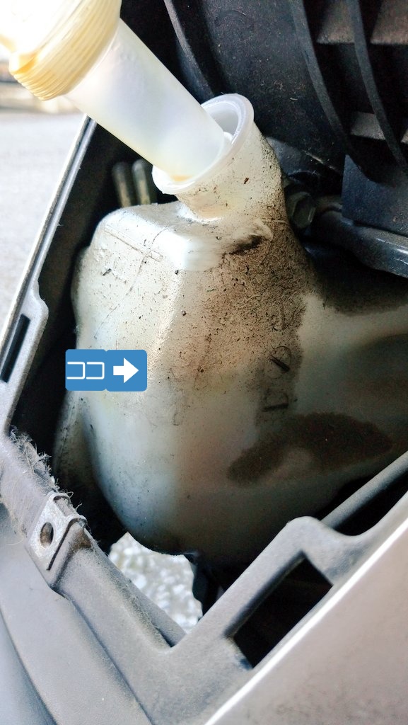 RZ250KaiYokoSka's tweet photo. #アクシス90
平成10年新車購入の98モデル
#秋の陽気×バイクが気持ち良い季節になりましたね
オイルランプが直ぐに着くからチェックしたんだけど
写真1🈁まで入ってるんだよね
500ml缶×1入れたけど
予想を裏切り満タンにならなかった
今回はカストロール♪
#AXIS90
#ヤマハ
#YAMAHA
#YAMAHAが美しい https://t.co/HUR47lTVwB