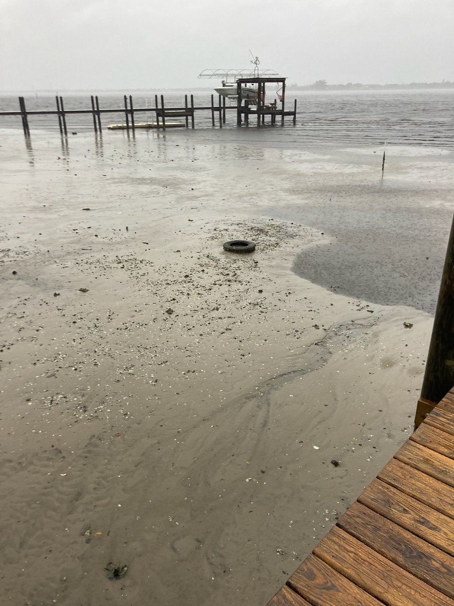 BradentonPD's tweet photo. This is the Manatee river in Ellenton. Here, there's usually 2-3 feet of water, but the water is being sucked out right now. #HurricanIan https://t.co/2rFxPS0yJ1