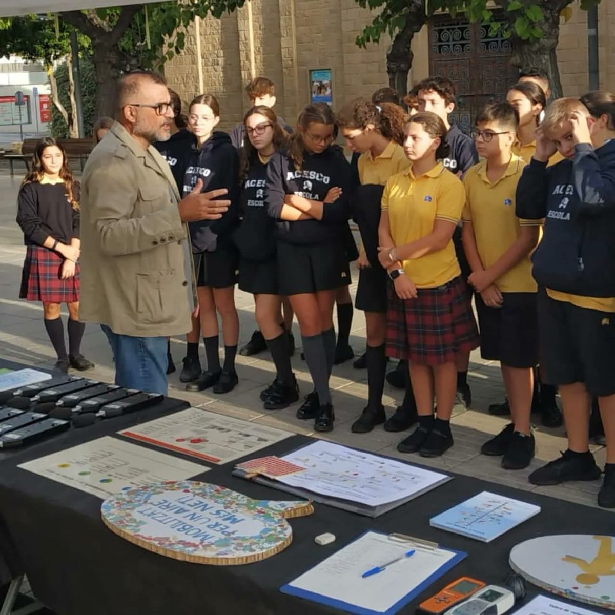 EscolaACESCO's tweet photo. Els alumnes de 3r d'ESO aquest matí ben aviat han mesurat el soroll de la vila. 
Han fet un taller de contaminació acústica dins la setmana de la mobilitat organitzat per la Diputació de Barcelona i l'Ajuntament de Parets del Vallès. https://t.co/rRdkXPODAw