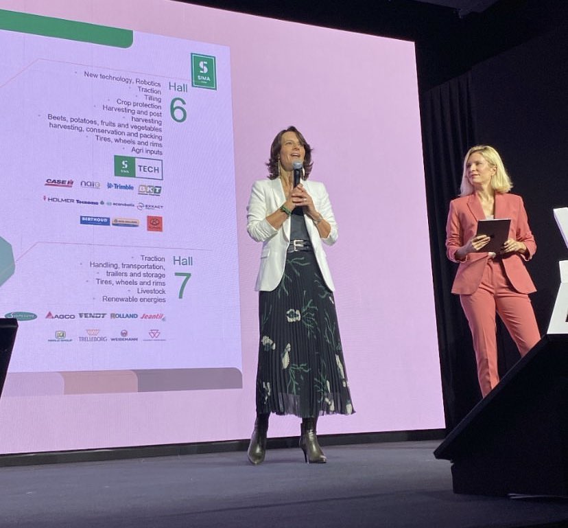 DorotheeKristy's tweet photo. ⏰ j-38 avant le @sima_paris 2022 !
Un centenaire fêté du 6 au 10 nov.
Ravie d'avoir animé le #SimaPressDay en donnant la parole à @AlfanoIsabelle et Frédéric Martin @AxemaFR et @jerlr . #innovation #technologie #agriculturedurable 🚜
@comexposium @LauraSanchez988 https://t.co/lnDQGKKUAd