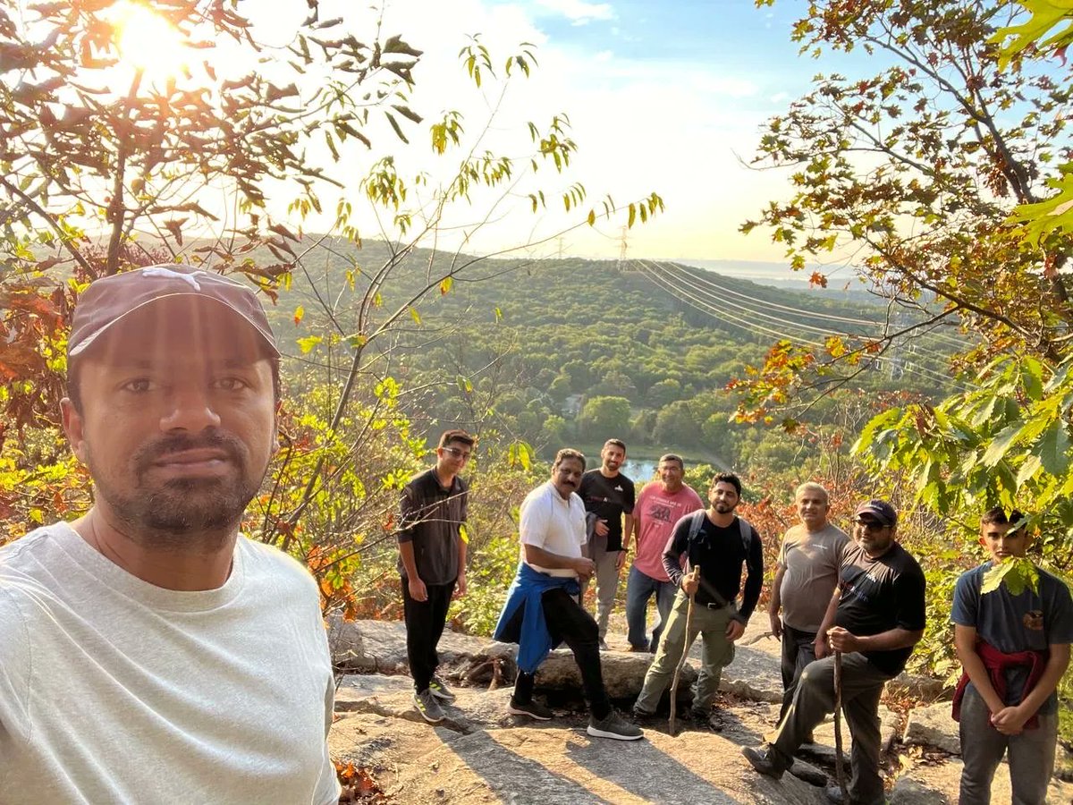 MuslimYouthUSA's tweet photo. Earlier this month, after coming together for morning prayers, our #MuslimYouth of @MKA_NorthJersey went for a hike together. Taking in views and building brotherhood while also appreciating the natural creation, #WhatMuslimsDo. #LivingConnectionWithAllah #FajrFir #MKAFit https://t.co/HDgF42ZRL7