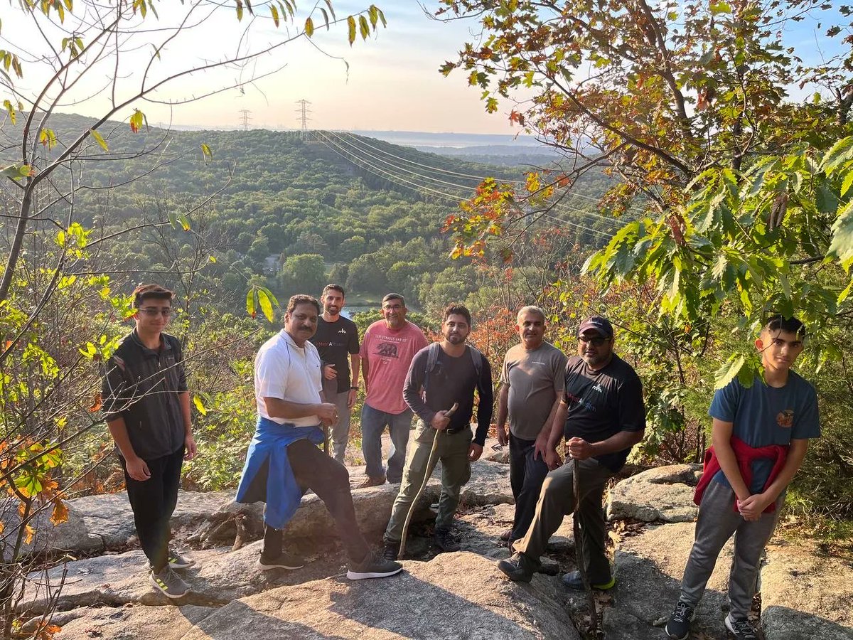 MuslimYouthUSA's tweet photo. Earlier this month, after coming together for morning prayers, our #MuslimYouth of @MKA_NorthJersey went for a hike together. Taking in views and building brotherhood while also appreciating the natural creation, #WhatMuslimsDo. #LivingConnectionWithAllah #FajrFir #MKAFit https://t.co/HDgF42ZRL7