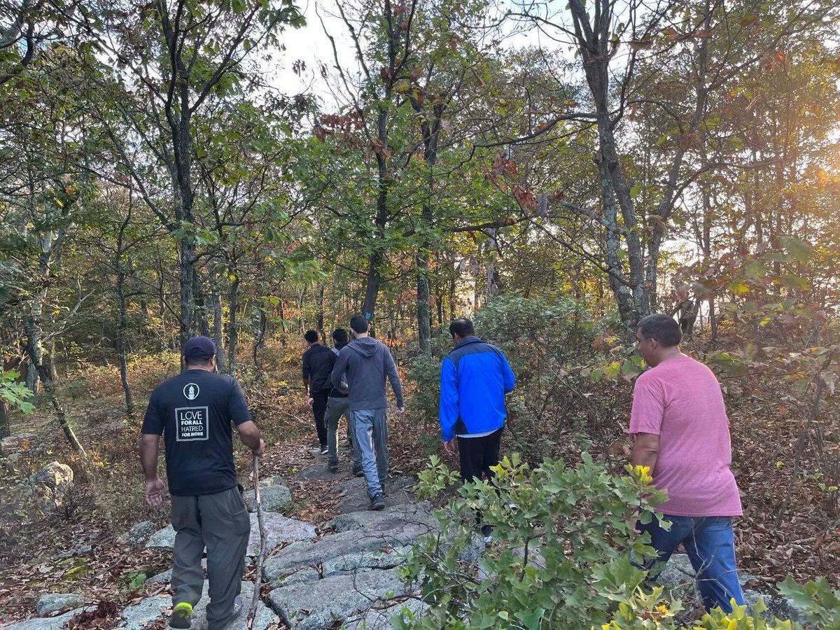 MuslimYouthUSA's tweet photo. Earlier this month, after coming together for morning prayers, our #MuslimYouth of @MKA_NorthJersey went for a hike together. Taking in views and building brotherhood while also appreciating the natural creation, #WhatMuslimsDo. #LivingConnectionWithAllah #FajrFir #MKAFit https://t.co/HDgF42ZRL7
