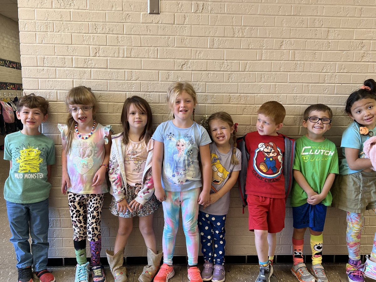 MrsTHimes's tweet photo. These kindergarten friends understood the assignment for Mismatch Day! #HOCO2022 #CardinalPride @HenryElementary @ClintonMoCards https://t.co/k1iKljFpvr