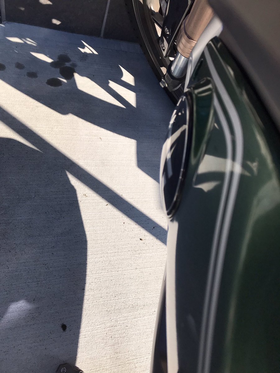 yururi0701's tweet photo. タンクに付いてる右側のエンブレム？剥がれ？浮いて？きている…
両面テープで付いてるのかなぁ…
ちな、スイング��ームに付いてる反射板は両面テープだった。
前にバイクカバーが引っかかって取れたw

 #SUPERSOCOTC
 #電動バイク
 #電動バイク備忘録 https://t.co/kwX61kGwkP