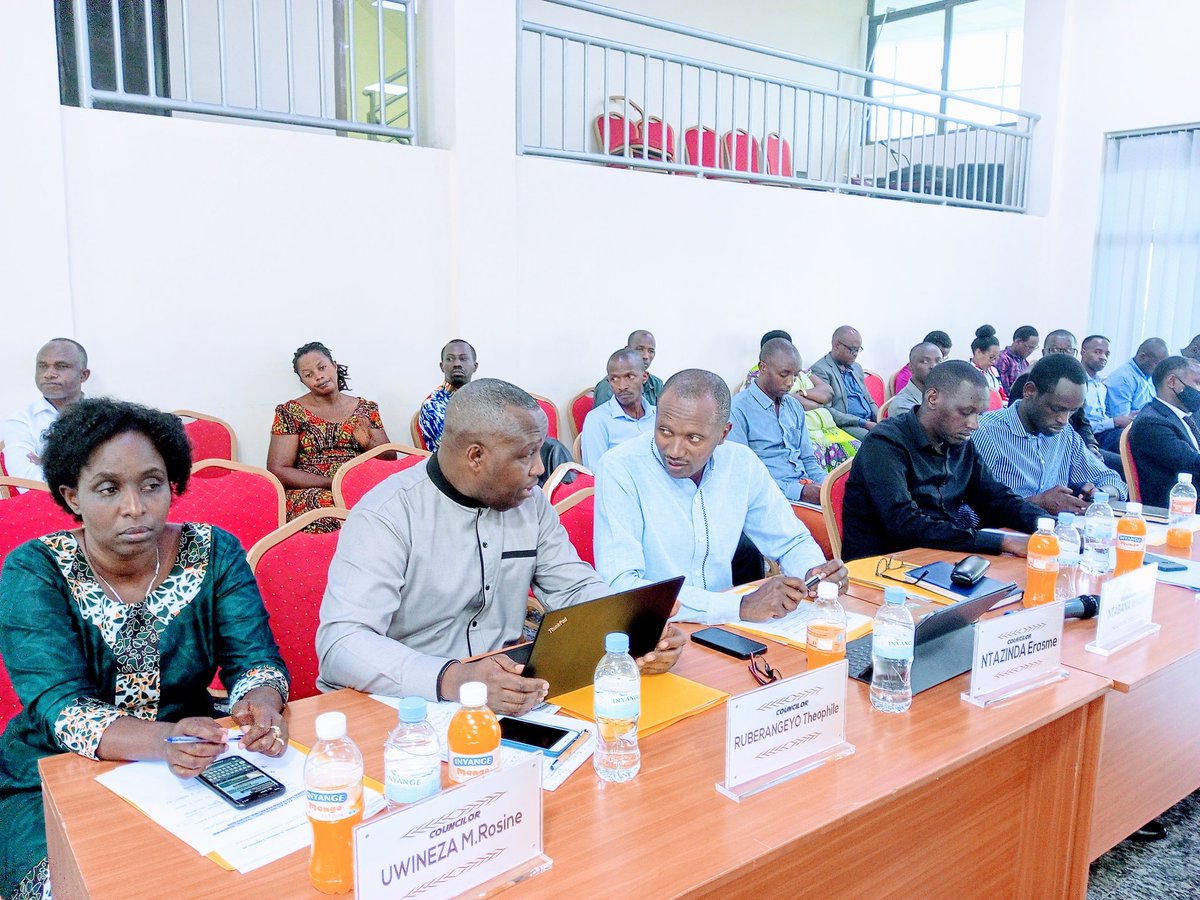NyanzaDistrict's tweet photo. Mu cyumba cy'Akarere hateraniye inama y'Inama Njyanama y'Akarere isanzwe, iyobowe na Perezida wayo Madame @Judmukagatare ikaba yanitabiriwe n'abadepite muri @RwandaParliamnt ari bo Hon. Depite @MUclaimu na Hon. Depite Nyirabega Eutalie. https://t.co/CeI4q38t8H