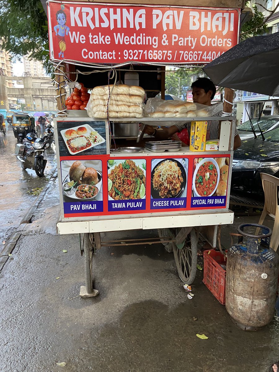 imvk99's tweet photo. How will public walk on footpath when these vendors block footpath with their stall and when asked they say @mybmc #MiraBhayandar already takes hafta from us for the stall on footpath and it’s on main Mira Bhayandar road near pleasant park
@TMCaTweetAway @BhayandarMira https://t.co/LSEAFCtCCO