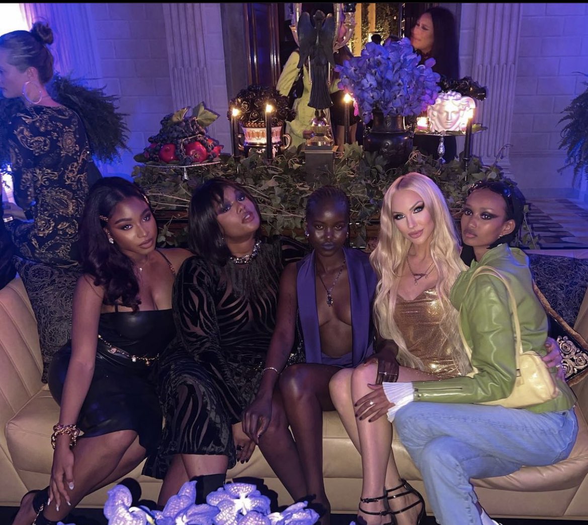 newsofnormani's tweet photo. 📸 | .@Normani with Precious Lee, Christine Quinn, Adut Akech a few days ago in Milan, Italy https://t.co/m9HPSLXEOq