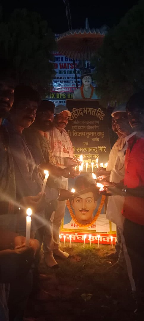 Jpyadavofficial's tweet photo. शहीदे आजम भगत सिंह जी की 115वीं जयंती पर कोटि कोटि नमन।
इस पुनीत अवसर पर दीप प्रज्वलित कर श्रद्धा सुमन अर्पित किया। https://t.co/Ym5cFZgXG2