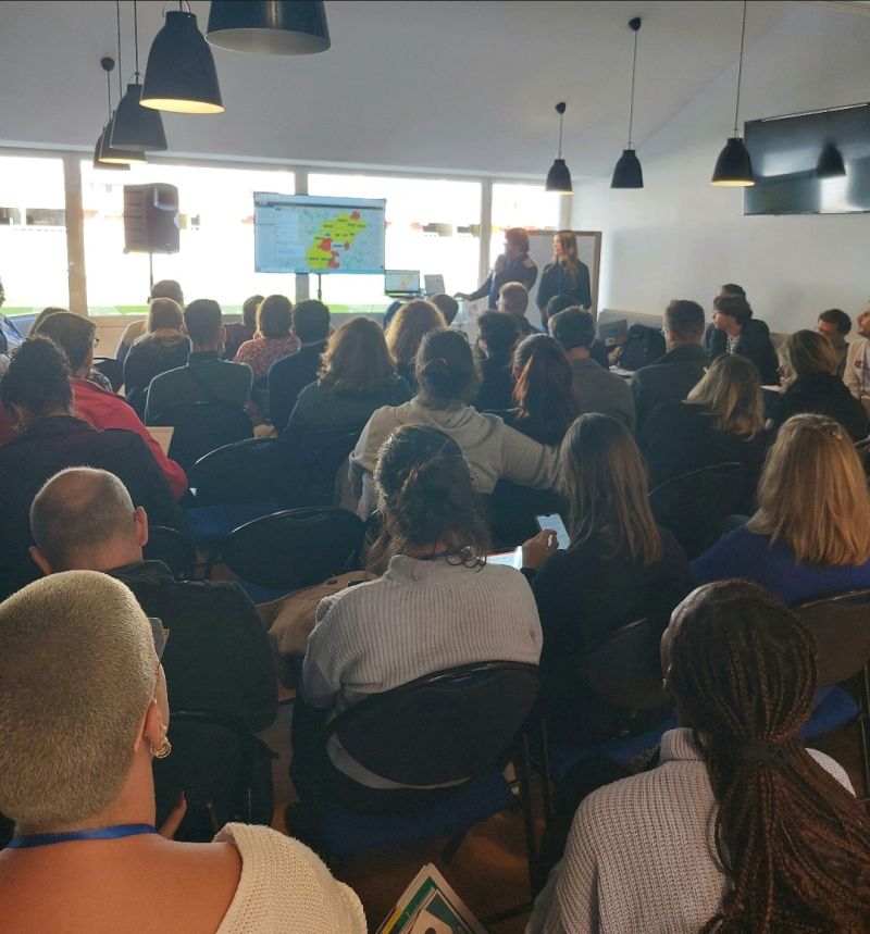 BVallauri's tweet photo. « Médiations : connaître les besoins des habitants et l’offre territoriale, pour mieux coopérer et agir ! » Intervention #LabAcces pour présenter les Portraits territorialisés de la relation e-administrative Portrea à Numérique En Commun[s] 2022 #Lens. #nec2022 #numeriqueinclusif https://t.co/Op44yahKuJ