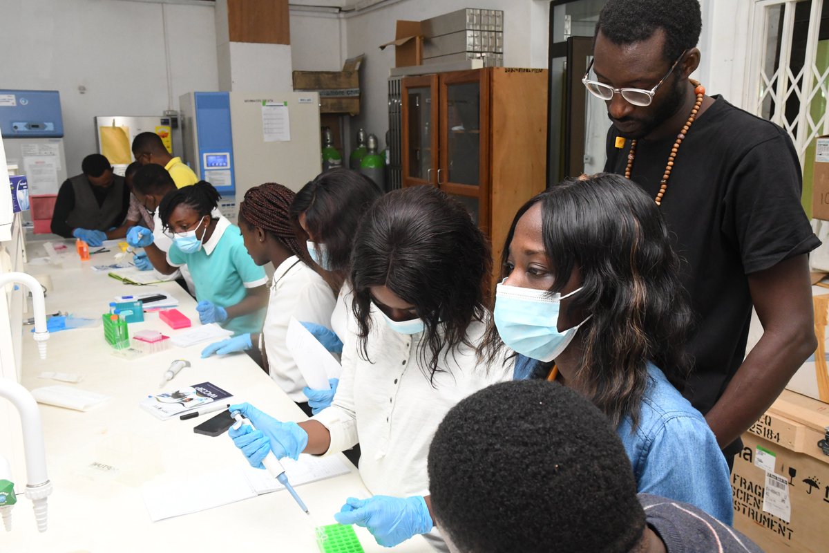 WACCBIP_UG's tweet photo. #Day3 of the Bio-Imaging West Africa 2022 Training covers practical sessions on blood cell preparations and malaria parasite labelling. @eremacham @pez_hayes  @Alassan51192721 
@UnivofGh @TReNDinAfrica 
@MDC_Berlin https://t.co/B7EzGCEF7v
