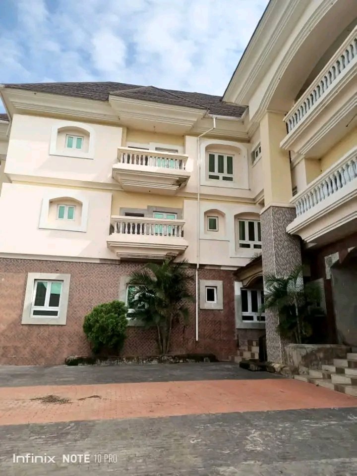 *AVAILABLE FOR URGENT SALE*

4Units of 3bedroom flat and 
1Unit of 4bedroom semi detached Duplex 

Location: Karimo, Abuja 

Size: 1000+

Title: FCDA C of O

Price: 300M

*Sweet house in a very good location*

☎️: 08087526062