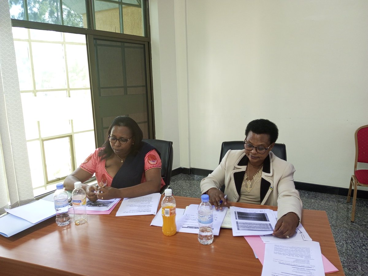 NyanzaDistrict's tweet photo. Mu cyumba cy'Akarere hateraniye inama y'Inama Njyanama y'Akarere isanzwe, iyobowe na Perezida wayo Madame @Judmukagatare ikaba yanitabiriwe n'abadepite muri @RwandaParliamnt ari bo Hon. Depite @MUclaimu na Hon. Depite Nyirabega Eutalie. https://t.co/CeI4q38t8H