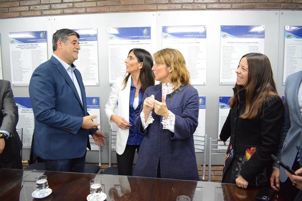 Día histórico para las instituciones de Mendoza 🏛️📜

Los seis miembros de la Suprema Corte de Justicia de Mendoza visitaron la Comisión de Legislación y Asuntos Constitucionales de <a href="/DiputadosMza/">Prensa Diputados Mza</a> presentando un acuerdo y cambios al Proyecto de Reforma enviado por <a href="/rodysuarez/">Rodolfo Suarez</a>